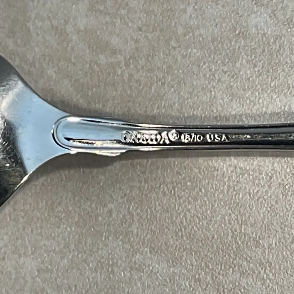 Oneida CLASSIC SHELL Stainless Flatware Silverware 5pc Place Setting